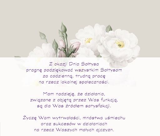 Białe kwiaty z życzeniami na dzień sołtysa